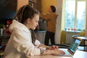 L'image numérique d'une personne sur le web : quel terme la définit ?